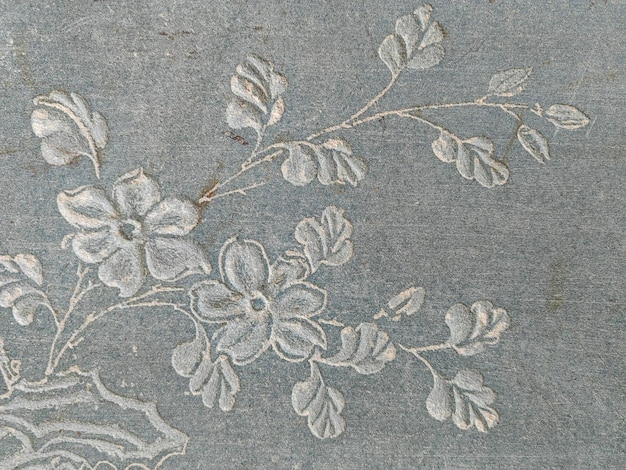 haftowane detale na lnianej tkaninie